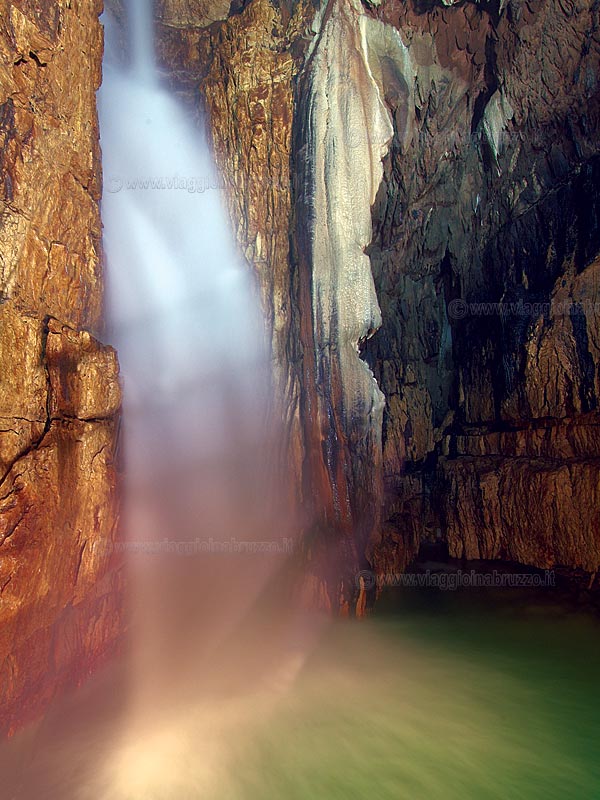 18-seconda-cascata.jpg - 18-seconda-cascata.jpg - La spettacolare "Ultima Cascata", alta circa 25 m. (Foto gentilmente fornita dalla Soc. Progetto Stiffe SpA).
